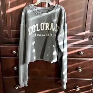 Long sleeve crop top sweatshirt, has a thick material, soft in the inside.